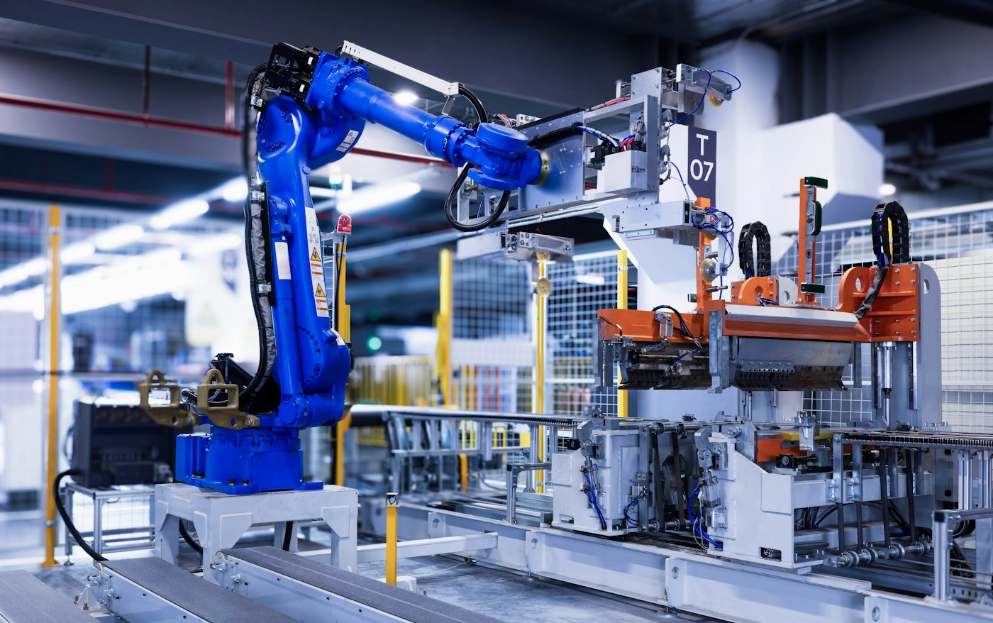 Braço robótico industrial em linha de produção