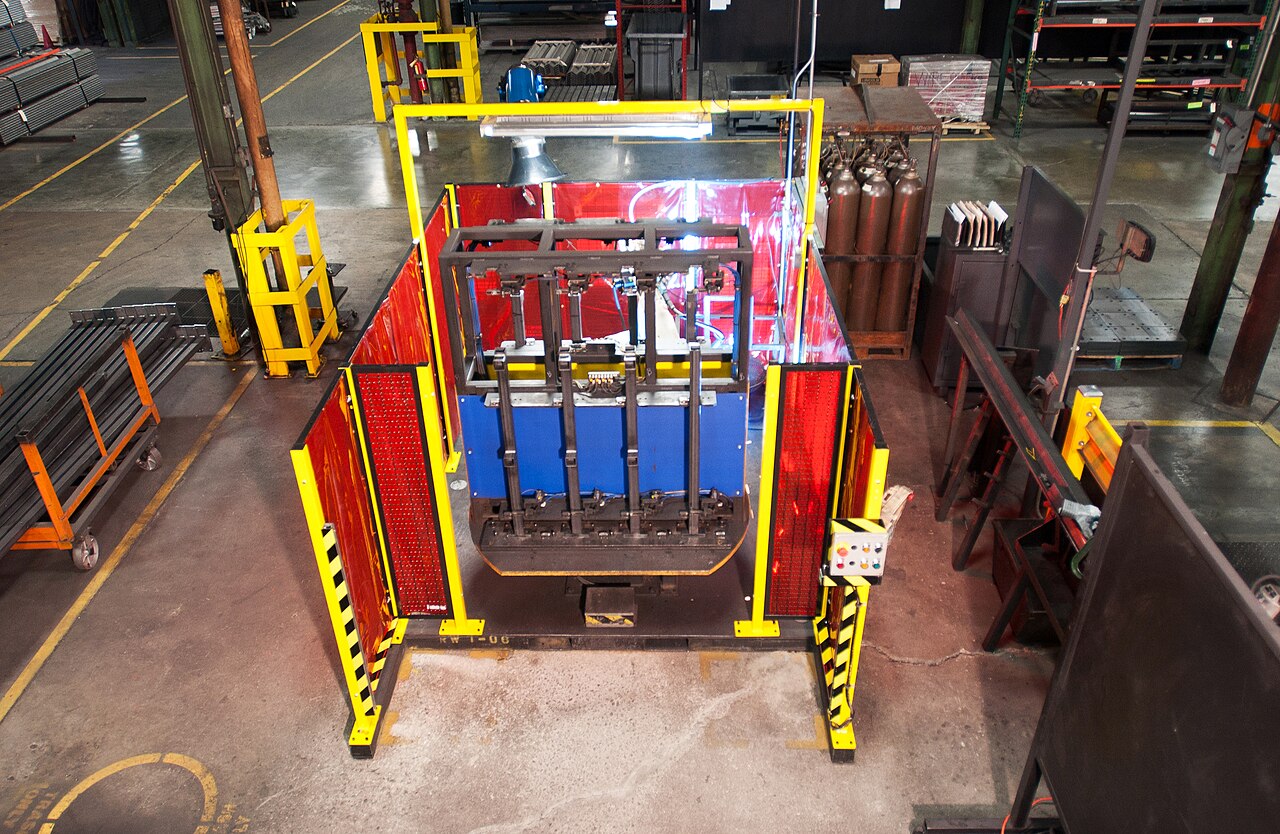 Linha industrial automatizada com robôs
